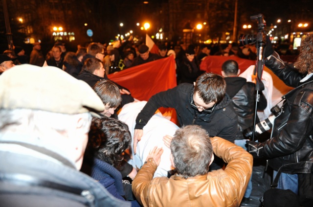 Podczas pochodu rozwinięto najdłuższą flagę Polski, ma ona ponad kilometr długości. Fot. Łukasz Szełemej [Radio Szczecin] Najdłuższa flaga w Polsce w hołdzie Żołnierzom Wyklętym [ZDJĘCIA, WIDEO]