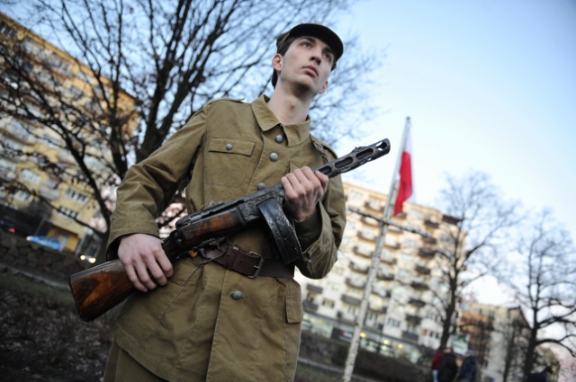 Podczas pochodu rozwinięto najdłuższą flagę Polski, ma ona ponad kilometr długości. Fot. Łukasz Szełemej [Radio Szczecin] Najdłuższa flaga w Polsce w hołdzie Żołnierzom Wyklętym [ZDJĘCIA, WIDEO]