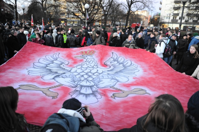 Podczas pochodu rozwinięto najdłuższą flagę Polski, ma ona ponad kilometr długości. Fot. Łukasz Szełemej [Radio Szczecin] Najdłuższa flaga w Polsce w hołdzie Żołnierzom Wyklętym [ZDJĘCIA, WIDEO]