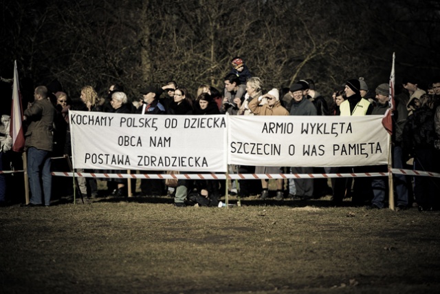 Na Jasnych Błoniach blisko pół tysiąca osób w tym kilkunastu kombatantów obejrzało rekonstrukcję potyczki Żołnierzy Wyklętych z wojskami radzieckimi. Fot. Łukasz Szełemej [Radio Szczecin] Lekcja historii na żywo [ZDJĘCIA, WIDEO]