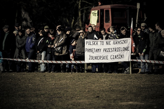 Na Jasnych Błoniach blisko pół tysiąca osób w tym kilkunastu kombatantów obejrzało rekonstrukcję potyczki Żołnierzy Wyklętych z wojskami radzieckimi. Fot. Łukasz Szełemej [Radio Szczecin] Lekcja historii na żywo [ZDJĘCIA, WIDEO]