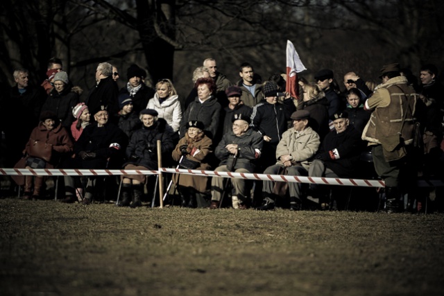 Na Jasnych Błoniach blisko pół tysiąca osób w tym kilkunastu kombatantów obejrzało rekonstrukcję potyczki Żołnierzy Wyklętych z wojskami radzieckimi. Fot. Łukasz Szełemej [Radio Szczecin] Lekcja historii na żywo [ZDJĘCIA, WIDEO]