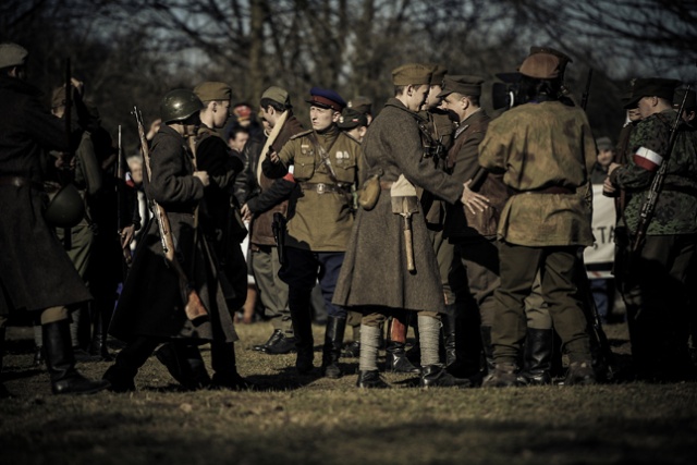 Na Jasnych Błoniach blisko pół tysiąca osób w tym kilkunastu kombatantów obejrzało rekonstrukcję potyczki Żołnierzy Wyklętych z wojskami radzieckimi. Fot. Łukasz Szełemej [Radio Szczecin] Lekcja historii na żywo [ZDJĘCIA, WIDEO]