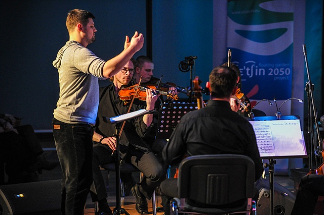 Młodzi i zdolni artyści, którzy zdobywali wykształcenie w muzycznych uczelniach świata wystąpili z Baltic Neopolis Orchestra w Studiu S-1 Polskiego Radia Szczecin. Fot. Łukasz Szełemej [Radio Szczecin] Włączyli Orkiestrę w Radiu Szczecin [ZDJĘCIA]