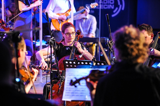 Młodzi i zdolni artyści, którzy zdobywali wykształcenie w muzycznych uczelniach świata wystąpili z Baltic Neopolis Orchestra w Studiu S-1 Polskiego Radia Szczecin. Fot. Łukasz Szełemej [Radio Szczecin] Włączyli Orkiestrę w Radiu Szczecin [ZDJĘCIA]