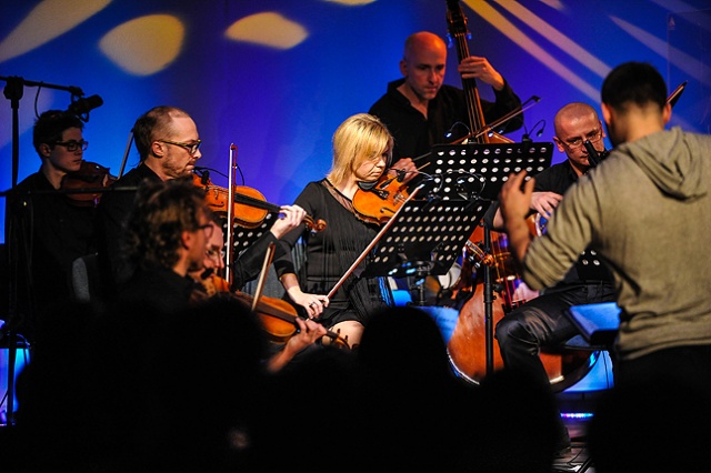 Młodzi i zdolni artyści, którzy zdobywali wykształcenie w muzycznych uczelniach świata wystąpili z Baltic Neopolis Orchestra w Studiu S-1 Polskiego Radia Szczecin. Fot. Łukasz Szełemej [Radio Szczecin] Włączyli Orkiestrę w Radiu Szczecin [ZDJĘCIA]