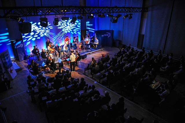 Młodzi i zdolni artyści, którzy zdobywali wykształcenie w muzycznych uczelniach świata wystąpili z Baltic Neopolis Orchestra w Studiu S-1 Polskiego Radia Szczecin. Fot. Łukasz Szełemej [Radio Szczecin] Włączyli Orkiestrę w Radiu Szczecin [ZDJĘCIA]