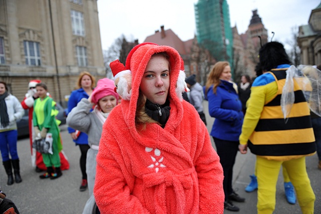 Studenci, uczniowie, a także całe rodziny z dziećmi - w sumie kilkaset osób wzięło udział w szczecińskiej wersji Harlem Shake. Fot. Łukasz Szełemej [Radio Szczecin] Szał na Wałach. Zatańczyli do Harlem Shake [ZDJĘCIA, WIDEO]