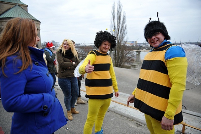 Studenci, uczniowie, a także całe rodziny z dziećmi - w sumie kilkaset osób wzięło udział w szczecińskiej wersji Harlem Shake. Fot. Łukasz Szełemej [Radio Szczecin] Szał na Wałach. Zatańczyli do Harlem Shake [ZDJĘCIA, WIDEO]