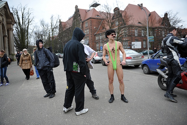 Studenci, uczniowie, a także całe rodziny z dziećmi - w sumie kilkaset osób wzięło udział w szczecińskiej wersji Harlem Shake. Fot. Łukasz Szełemej [Radio Szczecin] Szał na Wałach. Zatańczyli do Harlem Shake [ZDJĘCIA, WIDEO]