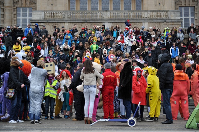 Studenci, uczniowie, a także całe rodziny z dziećmi - w sumie kilkaset osób wzięło udział w szczecińskiej wersji Harlem Shake. Fot. Łukasz Szełemej [Radio Szczecin] Szał na Wałach. Zatańczyli do Harlem Shake [ZDJĘCIA, WIDEO]