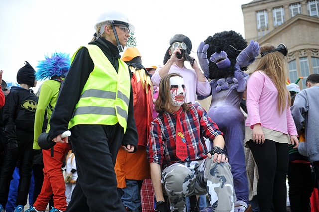 Studenci, uczniowie, a także całe rodziny z dziećmi - w sumie kilkaset osób wzięło udział w szczecińskiej wersji Harlem Shake. Fot. Łukasz Szełemej [Radio Szczecin] Szał na Wałach. Zatańczyli do Harlem Shake [ZDJĘCIA, WIDEO]