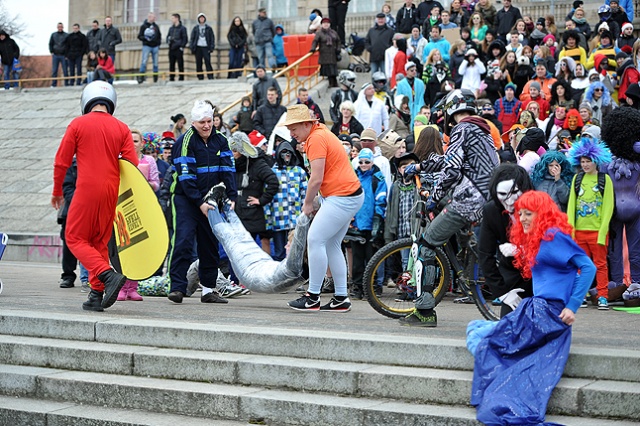 Studenci, uczniowie, a także całe rodziny z dziećmi - w sumie kilkaset osób wzięło udział w szczecińskiej wersji Harlem Shake. Fot. Łukasz Szełemej [Radio Szczecin] Szał na Wałach. Zatańczyli do Harlem Shake [ZDJĘCIA, WIDEO]