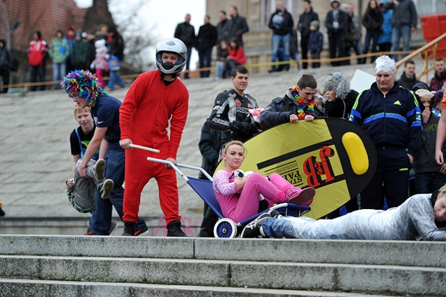 Studenci, uczniowie, a także całe rodziny z dziećmi - w sumie kilkaset osób wzięło udział w szczecińskiej wersji Harlem Shake. Fot. Łukasz Szełemej [Radio Szczecin] Szał na Wałach. Zatańczyli do Harlem Shake [ZDJĘCIA, WIDEO]