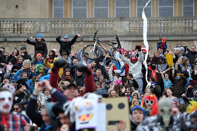 Studenci, uczniowie, a także całe rodziny z dziećmi - w sumie kilkaset osób wzięło udział w szczecińskiej wersji Harlem Shake. Fot. Łukasz Szełemej [Radio Szczecin] Szał na Wałach. Zatańczyli do Harlem Shake [ZDJĘCIA, WIDEO]