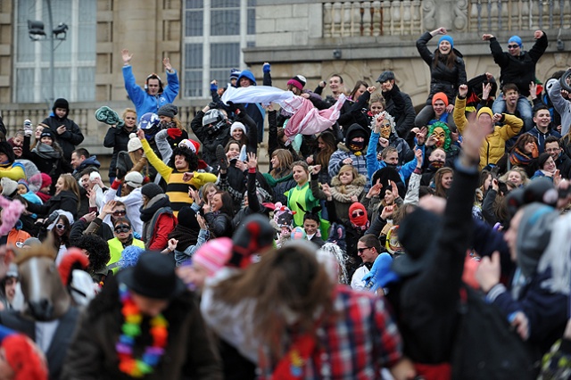 Studenci, uczniowie, a także całe rodziny z dziećmi - w sumie kilkaset osób wzięło udział w szczecińskiej wersji Harlem Shake. Fot. Łukasz Szełemej [Radio Szczecin] Szał na Wałach. Zatańczyli do Harlem Shake [ZDJĘCIA, WIDEO]