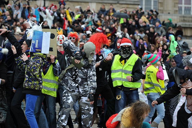 Studenci, uczniowie, a także całe rodziny z dziećmi - w sumie kilkaset osób wzięło udział w szczecińskiej wersji Harlem Shake. Fot. Łukasz Szełemej [Radio Szczecin] Szał na Wałach. Zatańczyli do Harlem Shake [ZDJĘCIA, WIDEO]