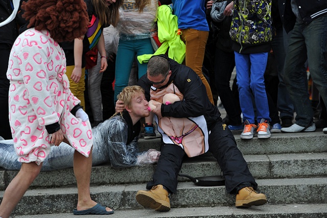 Studenci, uczniowie, a także całe rodziny z dziećmi - w sumie kilkaset osób wzięło udział w szczecińskiej wersji Harlem Shake. Fot. Łukasz Szełemej [Radio Szczecin] Szał na Wałach. Zatańczyli do Harlem Shake [ZDJĘCIA, WIDEO]