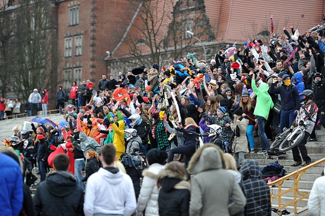 Studenci, uczniowie, a także całe rodziny z dziećmi - w sumie kilkaset osób wzięło udział w szczecińskiej wersji Harlem Shake. Fot. Łukasz Szełemej [Radio Szczecin] Szał na Wałach. Zatańczyli do Harlem Shake [ZDJĘCIA, WIDEO]