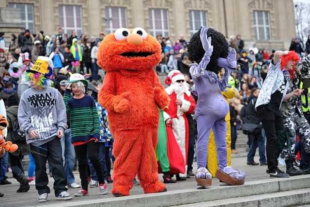 Studenci, uczniowie, a także całe rodziny z dziećmi - w sumie kilkaset osób wzięło udział w szczecińskiej wersji Harlem Shake. Fot. Łukasz Szełemej [Radio Szczecin] Szał na Wałach. Zatańczyli do Harlem Shake [ZDJĘCIA, WIDEO]