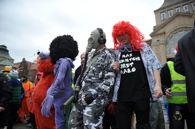 Studenci, uczniowie, a także całe rodziny z dziećmi - w sumie kilkaset osób wzięło udział w szczecińskiej wersji Harlem Shake. Fot. Łukasz Szełemej [Radio Szczecin] Szał na Wałach. Zatańczyli do Harlem Shake [ZDJĘCIA, WIDEO]