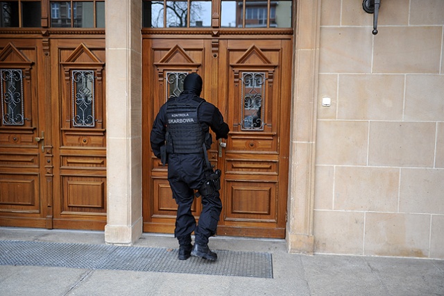 Trzy osoby usłyszały zarzuty o korupcję - trwają przesłuchania kolejnych zatrzymanych w Szczecinie przez Centralne Biuro Antykorupcyjne. Fot. Łukasz Szełemej [Radio Szczecin] Zarzuty korupcyjne dla restauratora i jego syna [NOWE, ZDJĘCIA]