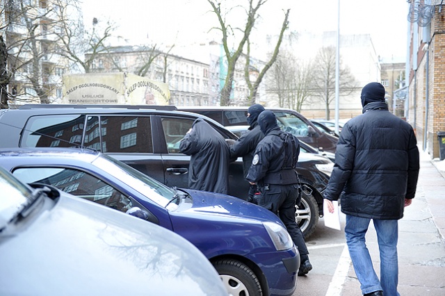 Trzy osoby usłyszały zarzuty o korupcję - trwają przesłuchania kolejnych zatrzymanych w Szczecinie przez Centralne Biuro Antykorupcyjne. Fot. Łukasz Szełemej [Radio Szczecin] Zarzuty korupcyjne dla restauratora i jego syna [NOWE, ZDJĘCIA]