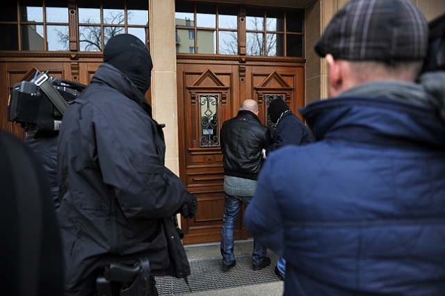 Trzy osoby usłyszały zarzuty o korupcję - trwają przesłuchania kolejnych zatrzymanych w Szczecinie przez Centralne Biuro Antykorupcyjne. Fot. Łukasz Szełemej [Radio Szczecin] Zarzuty korupcyjne dla restauratora i jego syna [NOWE, ZDJĘCIA]