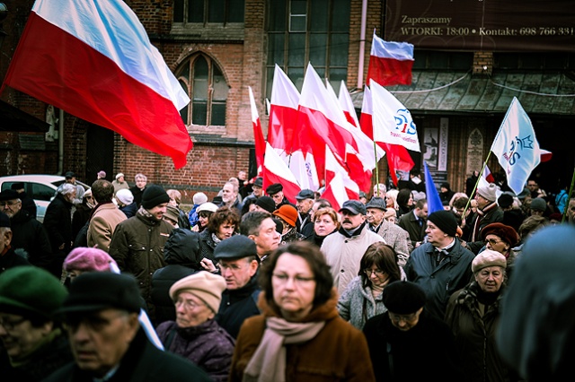 Wierni zgromadzeni w katedrze po nabożeństwie przy bijacych dzwonach wyruszyli w marszu na plac Ofiar Katynia. Fot. Łukasz Szełemej [Radio Szczecin] Szczecinianie uczcili ofiary katastrofy smoleńskiej [ZDJĘCIA, WIDEO]