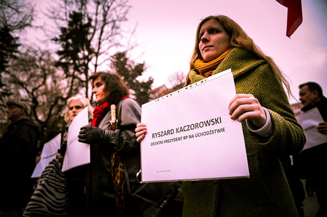 Wierni zgromadzeni w katedrze po nabożeństwie przy bijacych dzwonach wyruszyli w marszu na plac Ofiar Katynia. Fot. Łukasz Szełemej [Radio Szczecin] Szczecinianie uczcili ofiary katastrofy smoleńskiej [ZDJĘCIA, WIDEO]