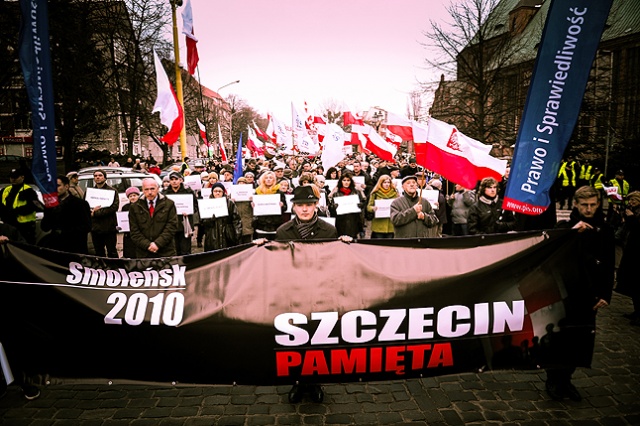 Wierni zgromadzeni w katedrze po nabożeństwie przy bijacych dzwonach wyruszyli w marszu na plac Ofiar Katynia. Fot. Łukasz Szełemej [Radio Szczecin] Szczecinianie uczcili ofiary katastrofy smoleńskiej [ZDJĘCIA, WIDEO]