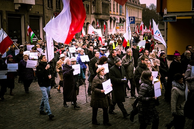 Wierni zgromadzeni w katedrze po nabożeństwie przy bijacych dzwonach wyruszyli w marszu na plac Ofiar Katynia. Fot. Łukasz Szełemej [Radio Szczecin] Szczecinianie uczcili ofiary katastrofy smoleńskiej [ZDJĘCIA, WIDEO]