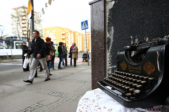 Kamienice Szczecina. Fot. Łukasz Szełemej [Radio Szczecin] Pamiątkowa tablica dla Bibliotekarza Miejskiego