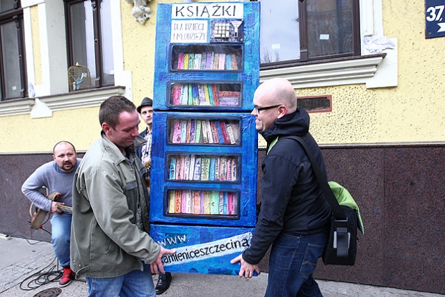 Kamienice Szczecina. Fot. Łukasz Szełemej [Radio Szczecin] Pamiątkowa tablica dla Bibliotekarza Miejskiego