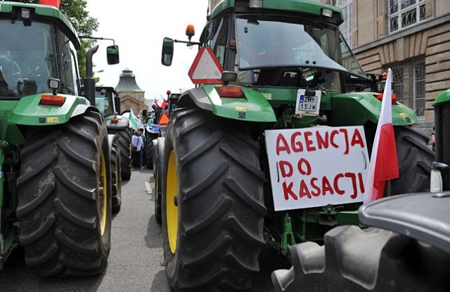 Rolnicy są niezadowoleni z realizacji przez rząd ich postulatów. Fot. Łukasz Szełemej [Radio Szczecin] Wiemy kiedy ciągniki wjadą do Szczecina [DUŻO ZDJĘĆ]