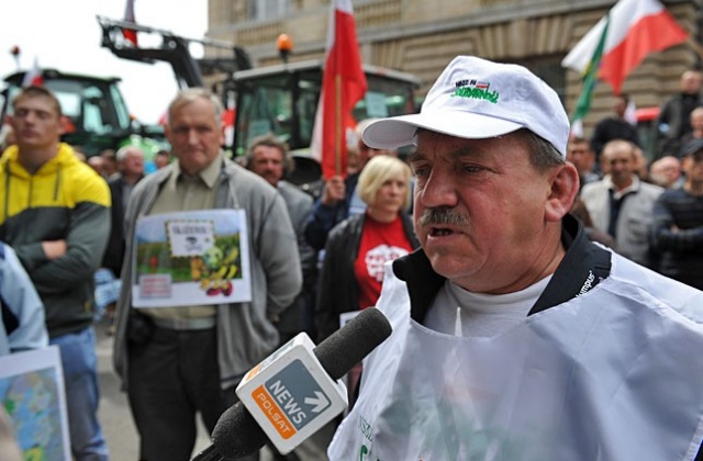 Rolnicy są niezadowoleni z realizacji przez rząd ich postulatów. Fot. Łukasz Szełemej [Radio Szczecin] Wiemy kiedy ciągniki wjadą do Szczecina [DUŻO ZDJĘĆ]