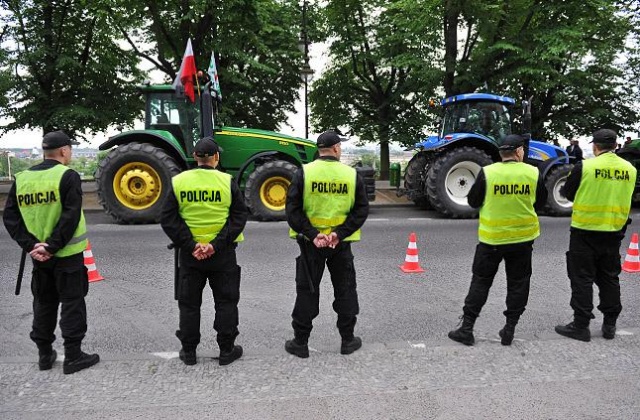 Rolnicy są niezadowoleni z realizacji przez rząd ich postulatów. Fot. Łukasz Szełemej [Radio Szczecin] Wiemy kiedy ciągniki wjadą do Szczecina [DUŻO ZDJĘĆ]