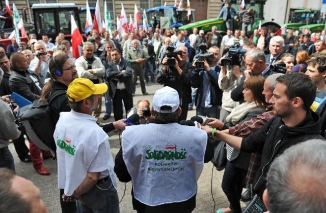 Rolnicy są niezadowoleni z realizacji przez rząd ich postulatów. Fot. Łukasz Szełemej [Radio Szczecin] Wiemy kiedy ciągniki wjadą do Szczecina [DUŻO ZDJĘĆ]