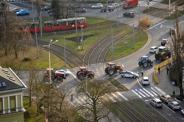 Rolnicy są niezadowoleni z realizacji przez rząd ich postulatów. Fot. Łukasz Szełemej [Radio Szczecin] Wiemy kiedy ciągniki wjadą do Szczecina [DUŻO ZDJĘĆ]