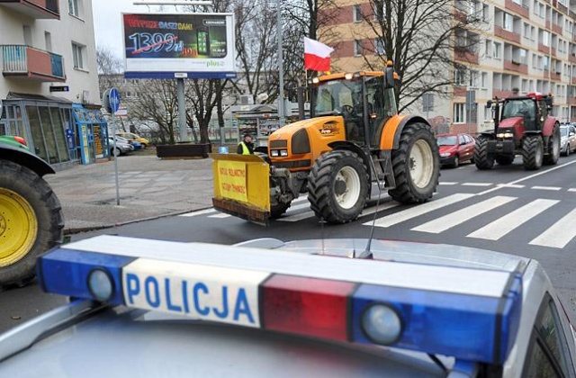 Rolnicy są niezadowoleni z realizacji przez rząd ich postulatów. Fot. Łukasz Szełemej [Radio Szczecin] Wiemy kiedy ciągniki wjadą do Szczecina [DUŻO ZDJĘĆ]