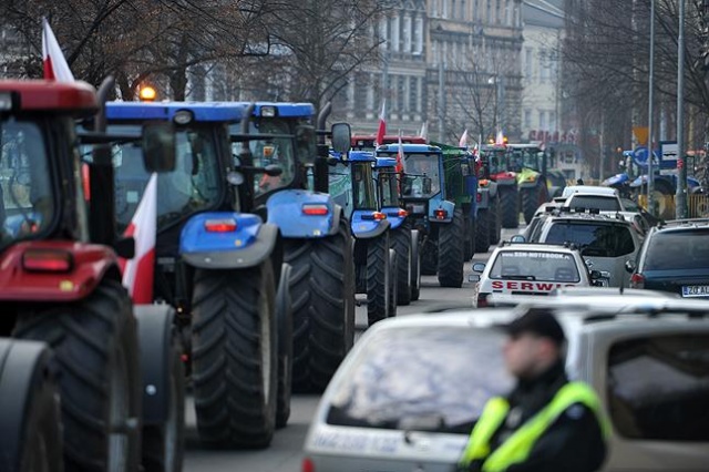 Rolnicy są niezadowoleni z realizacji przez rząd ich postulatów. Fot. Łukasz Szełemej [Radio Szczecin] Wiemy kiedy ciągniki wjadą do Szczecina [DUŻO ZDJĘĆ]