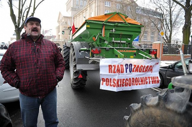 Rolnicy są niezadowoleni z realizacji przez rząd ich postulatów. Fot. Łukasz Szełemej [Radio Szczecin] Wiemy kiedy ciągniki wjadą do Szczecina [DUŻO ZDJĘĆ]