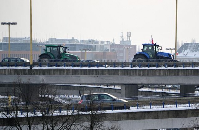 Rolnicy są niezadowoleni z realizacji przez rząd ich postulatów. Fot. Łukasz Szełemej [Radio Szczecin] Wiemy kiedy ciągniki wjadą do Szczecina [DUŻO ZDJĘĆ]