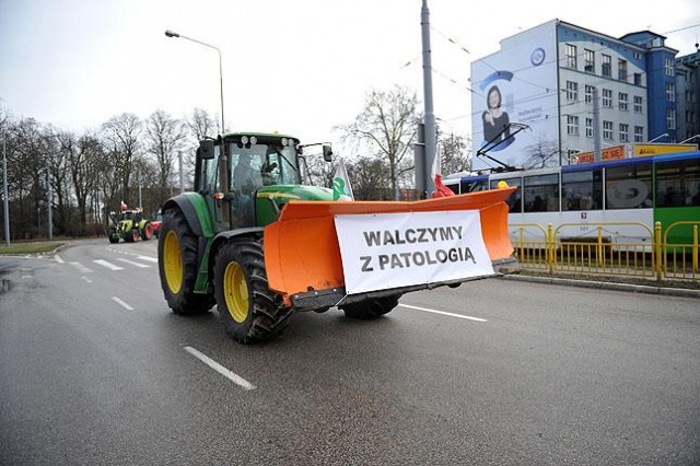 Rolnicy są niezadowoleni z realizacji przez rząd ich postulatów. Fot. Łukasz Szełemej [Radio Szczecin] Wiemy kiedy ciągniki wjadą do Szczecina [DUŻO ZDJĘĆ]