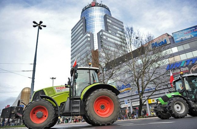 Rolnicy są niezadowoleni z realizacji przez rząd ich postulatów. Fot. Łukasz Szełemej [Radio Szczecin] Wiemy kiedy ciągniki wjadą do Szczecina [DUŻO ZDJĘĆ]