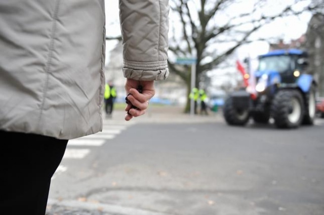 Rolnicy są niezadowoleni z realizacji przez rząd ich postulatów. Fot. Łukasz Szełemej [Radio Szczecin] Wiemy kiedy ciągniki wjadą do Szczecina [DUŻO ZDJĘĆ]