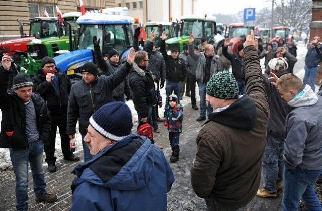 Rolnicy są niezadowoleni z realizacji przez rząd ich postulatów. Fot. Łukasz Szełemej [Radio Szczecin] Wiemy kiedy ciągniki wjadą do Szczecina [DUŻO ZDJĘĆ]