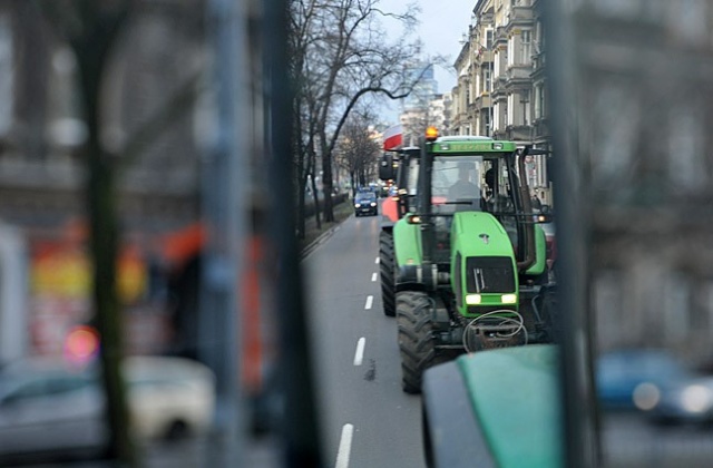 Rolnicy są niezadowoleni z realizacji przez rząd ich postulatów. Fot. Łukasz Szełemej [Radio Szczecin] Wiemy kiedy ciągniki wjadą do Szczecina [DUŻO ZDJĘĆ]