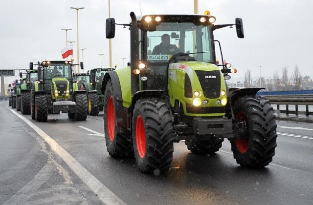 Rolnicy są niezadowoleni z realizacji przez rząd ich postulatów. Fot. Łukasz Szełemej [Radio Szczecin] Wiemy kiedy ciągniki wjadą do Szczecina [DUŻO ZDJĘĆ]