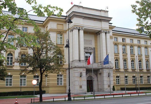 Półtora tysiąca osób w urzędach w całym kraju straci pracę. Administrację państwową zamierza odchudzić minister Michał Boni.